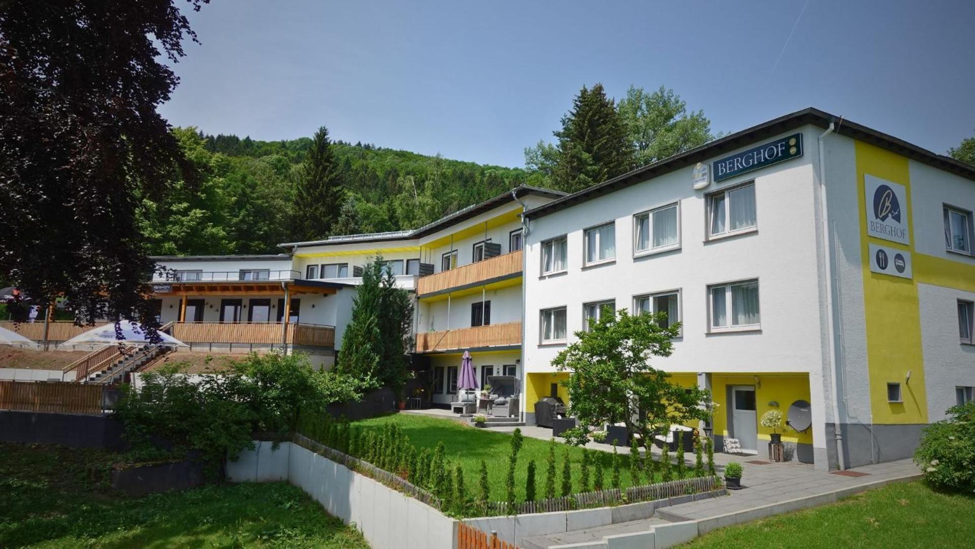 Hotel Berghof Wasserkuppe & Gaestehaus Fuldaquelle Герсфельд Экстерьер фото